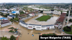 Новий потоп у Криму: як Керч продовжує рятуватися від повені (фотогалерея)