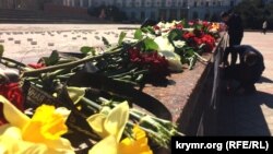 Возложение цветов в память о погибших в Петербурге, площадь Ленина в Симферополе, 4 апреля 2017 год 