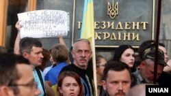 Під час акції біля Адміністрації президента України проти «капітуляції та реваншу проросійських сил в Україні». Київ, 10 червня 2019 року