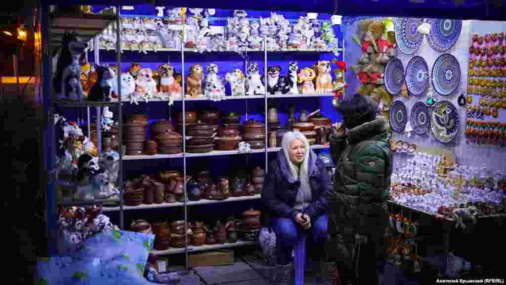 На міському ярмарку торгують глиняними фігурками собак &ndash; символом 2018 року за східним календарем