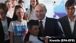 Vladimir Putin Vladivostokdakı uşaq mərkəzində