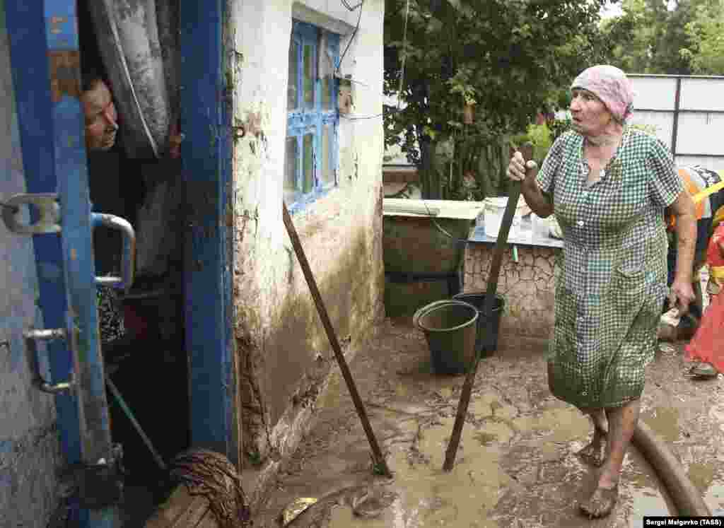 Рятувальники повідомили, що наразі опади припинилися. Вода сходить самопливом, постраждалих немає