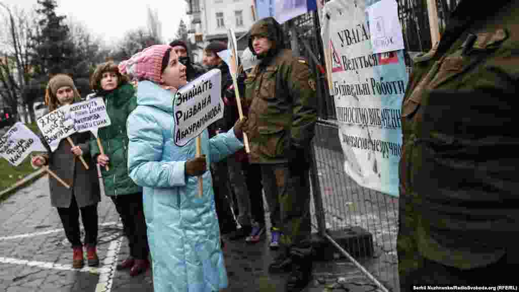 Під час акції провели перформанс. Люди підходили до дверей посольства, дзвонили в імпровізований дзвінок, називали імена зниклих безвісти і питали, де вони