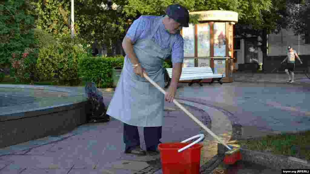 На цьому фото Імгрунт вбрався у форму ялтинських двірників і вийшов з ними на прибирання набережної, приурочивши це до дня голосування за поправки до Конституції Росії