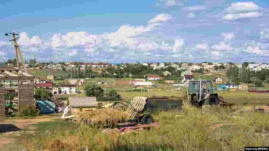 Задній двір місцевого фермерського господарства на околиці села