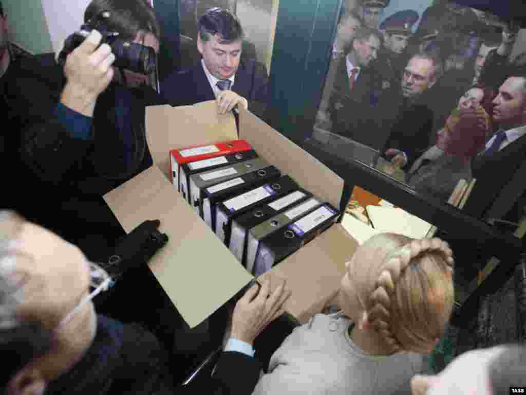 Yulia Tymoshenko öz tərəfdarları olan deputatlarla birlikdə prezident seçkisində saxtakarlıqlara dair sənədləri Ali Məhkəməyə təqdim edirlər. Kiyev, fevral, 2010