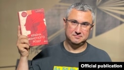 Вахтанг Кіпіані з книжкою «Країна жіночого роду» 