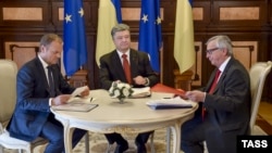 Президент України Петро Порошенко (ц), президент Європейської ради Дональд Туск (л) і президент Європейської комісії Жан-Клод Юнкер. Київ, 27 квітня 2015 року